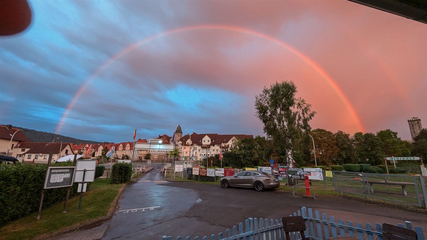 Eingang von Camping Busch mit Regenbogen