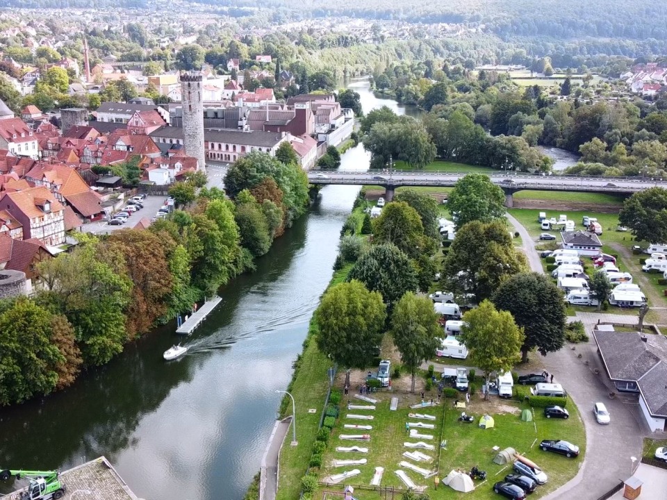 Luftbild des Campingplatzes mit der Werra