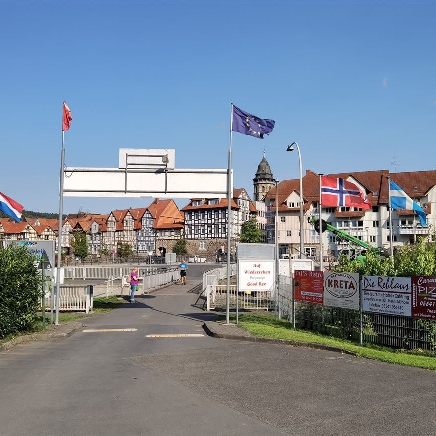 Campingplatz mit Eingang des Campingplatzes im Hintergrund 